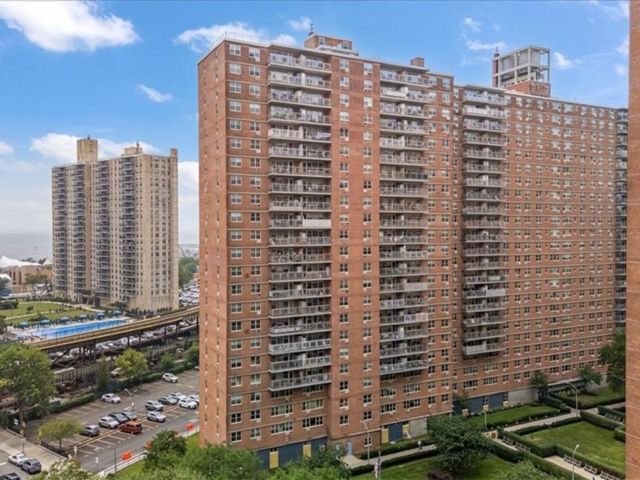  2 BR,  1.00 BTH &nbsp;Co-op style home in Brighton Beach