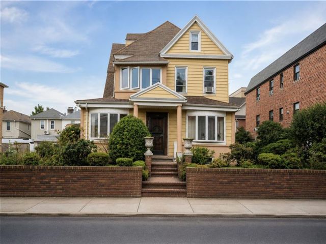  6 BR,  4.00 BTH &nbsp;Multi-family style home in Dyker Heights