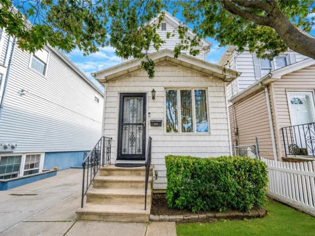  3 BR,  2.00 BTH &nbsp;Single family style home in Marine Park