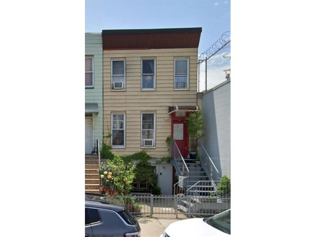  3 BR,  0.00 BTH &nbsp;Multi-family style home in Sunset Park