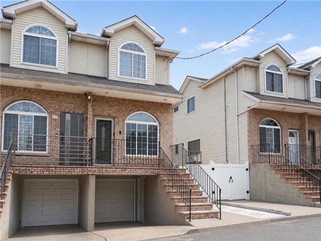  3 BR,  2.00 BTH &nbsp;Single family style home in Mariners Harbor