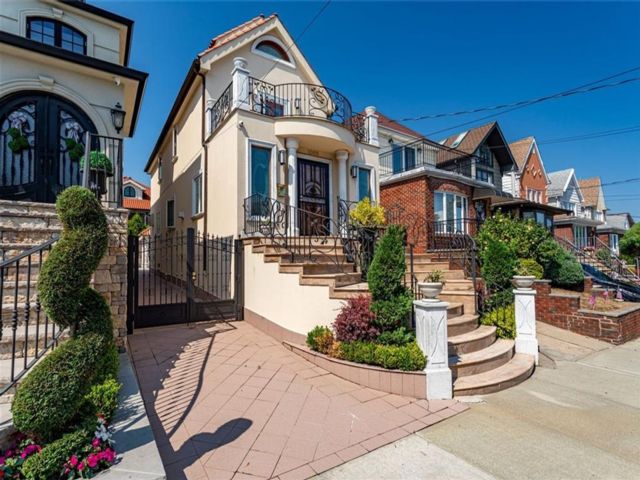  3 BR,  5.00 BTH &nbsp;Single family style home in Bensonhurst