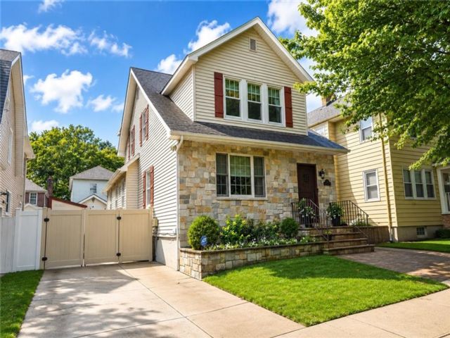  3 BR,  3.00 BTH &nbsp;Single family style home in New Dorp