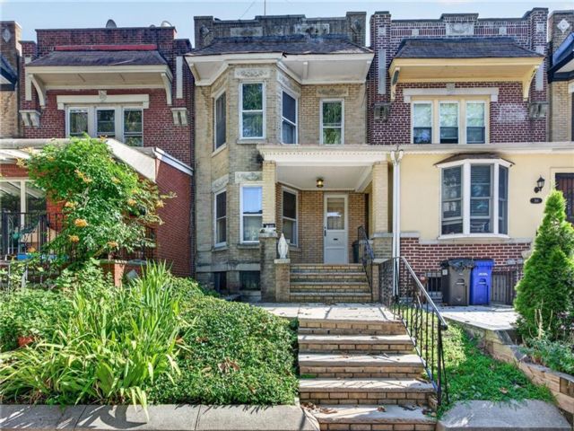  3 BR,  3.00 BTH &nbsp;Single family style home in Bay Ridge