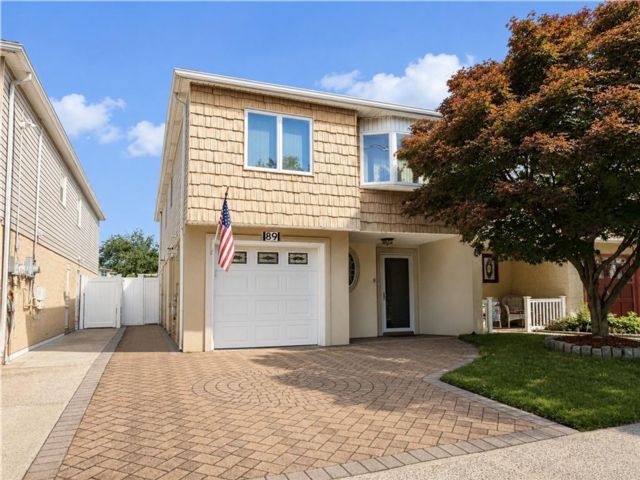  4 BR,  3.00 BTH &nbsp;Single family style home in Great Kill