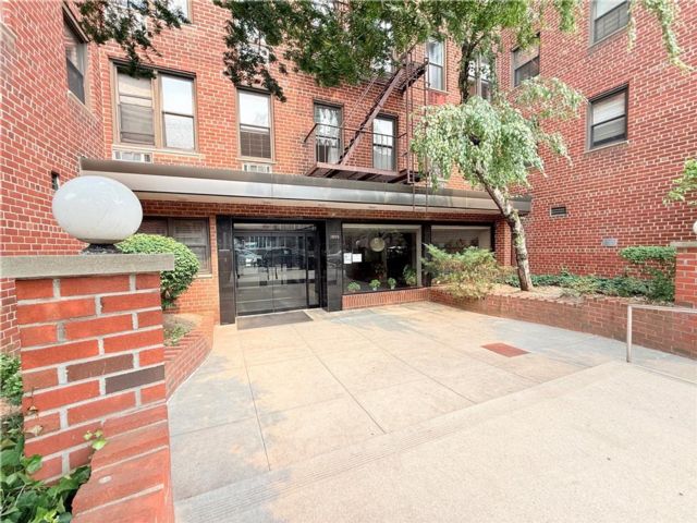  1 BR,  1.00 BTH &nbsp;Co-op style home in Homecrest