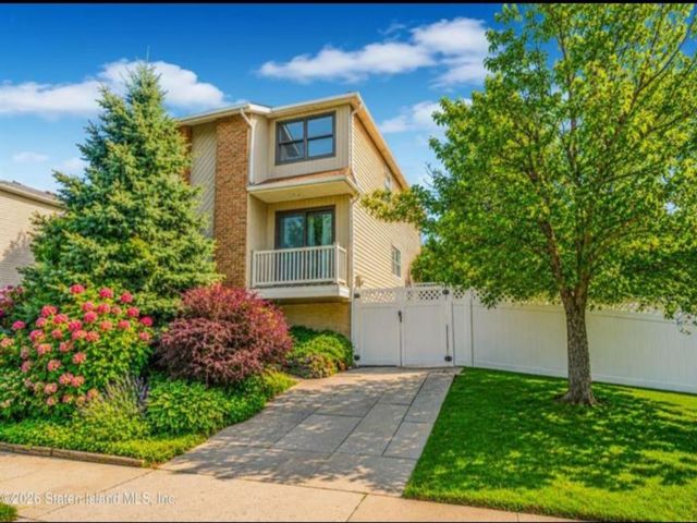  3 BR,  2.00 BTH &nbsp;Single family style home in Eltingville