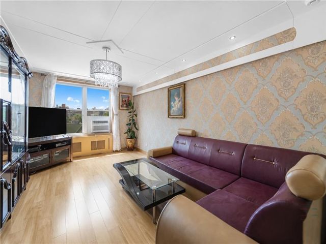  2 BR,  2.00 BTH &nbsp;Co-op style home in Midwood