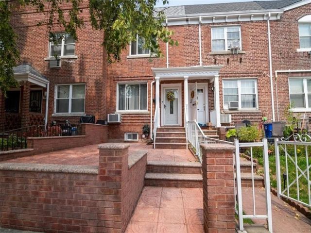  2 BR,  2.00 BTH &nbsp;Single family style home in Bath Beach