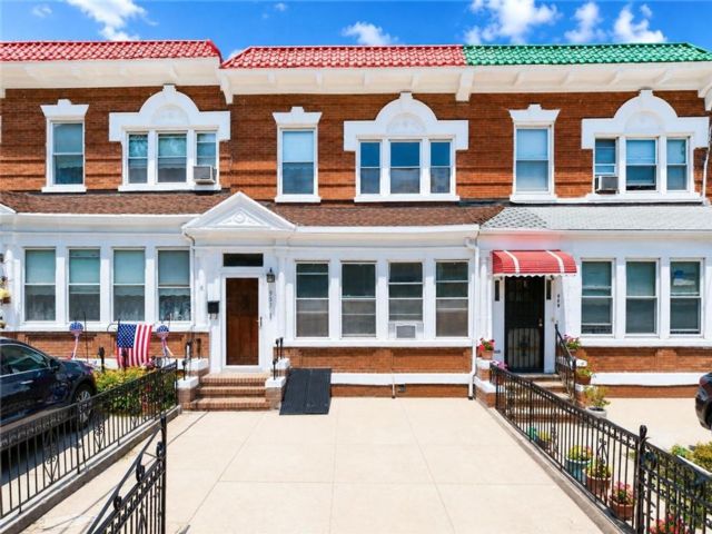  3 BR,  0.00 BTH &nbsp;Multi-family style home in Bensonhurst