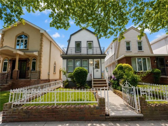  3 BR,  2.00 BTH &nbsp;Single family style home in Bensonhurst