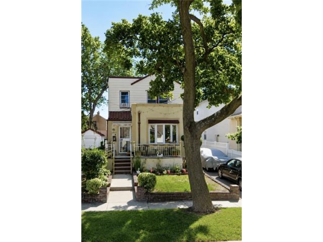  3 BR,  3.00 BTH &nbsp;Single family style home in Laurelton
