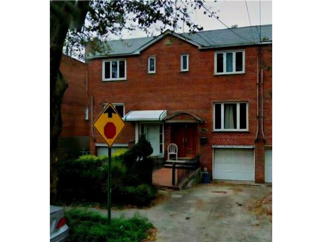  3 BR,  2.00 BTH &nbsp;Single family style home in Mill Basin