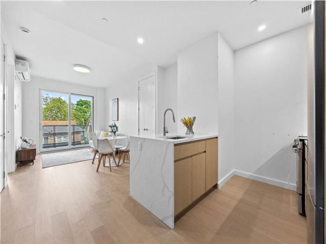  1 BR,  1.00 BTH &nbsp;Condominium style home in Midwood