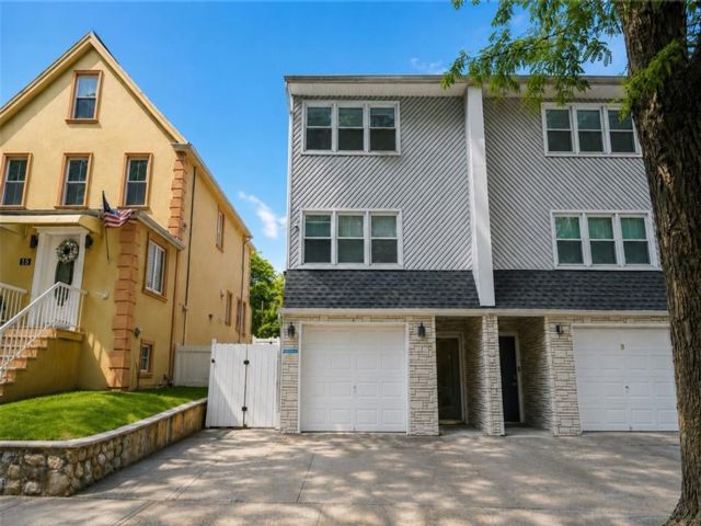  4 BR,  4.00 BTH &nbsp;Multi-family style home in Dongan Hills-above Hylan