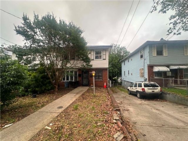  4 BR,  3.00 BTH &nbsp;Multi-family style home in Jamaica