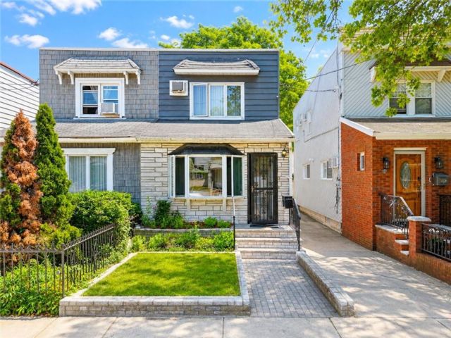  3 BR,  1.00 BTH &nbsp;Single family style home in Old Mill Basin
