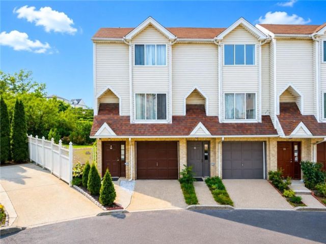  2 BR,  3.00 BTH &nbsp;Single family style home in Rosebank