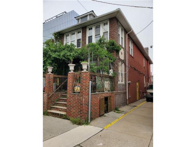 Studio,  0.00 BTH &nbsp;Multi-family style home in Midwood