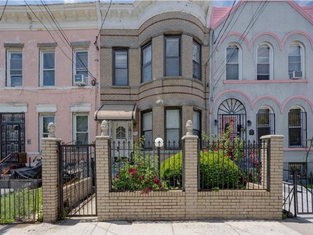  2 BR,  1.00 BTH &nbsp;Multi-family style home in East New York