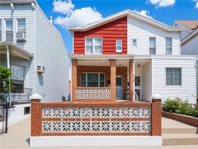  5 BR,  3.00 BTH &nbsp;Single family style home in Gravesend