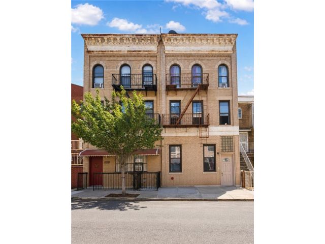  6 BR,  6.00 BTH &nbsp;Multi-family style home in Dyker Heights