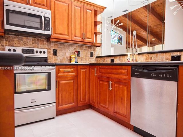  3 BR,  2.00 BTH &nbsp;Villa style home in Hallandale Beach