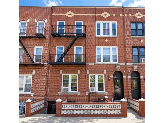 12 BR,  6.00 BTH &nbsp;Multi-family style home in Bensonhurst