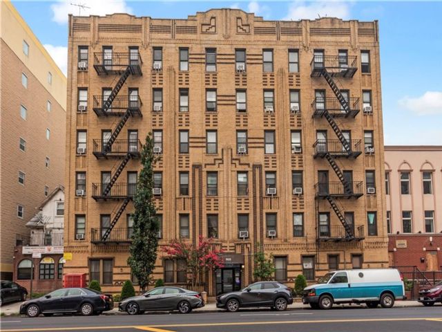  2 BR,  1.00 BTH &nbsp;Co-op style home in Midwood