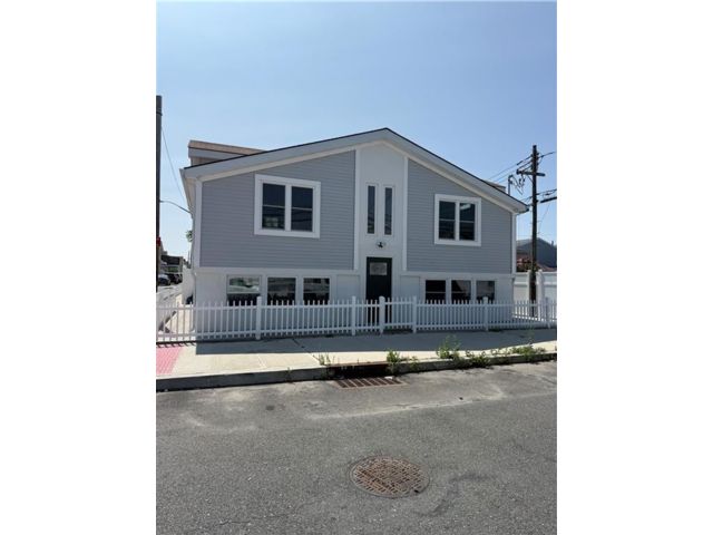  3 BR,  2.00 BTH &nbsp;Single family style home in Gerritsen Beach