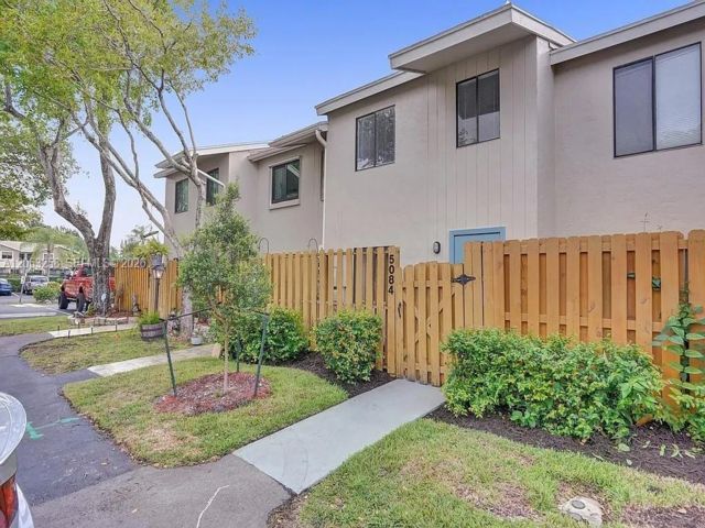 [Davie Real Estate, listing number 3345601]