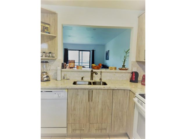  2 BR,  2.00 BTH &nbsp;Condo style home in Miami