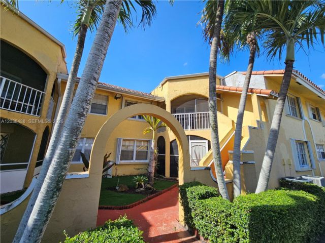  2 BR,  2.00 BTH &nbsp;Condo style home in Miami