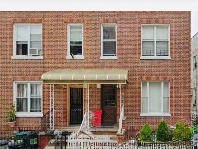 10 BR,  5.00 BTH &nbsp;Multi-family style home in Bensonhurst