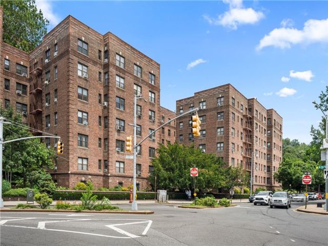  1 BR,  1.00 BTH &nbsp;Co-op style home in Kingsbridge Heights