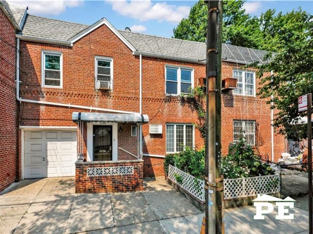  3 BR,  2.00 BTH &nbsp;Multi-family style home in Sheepshead Bay