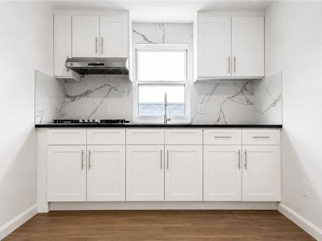  2 BR,  1.00 BTH &nbsp;Multi-family style home in Elmhurst