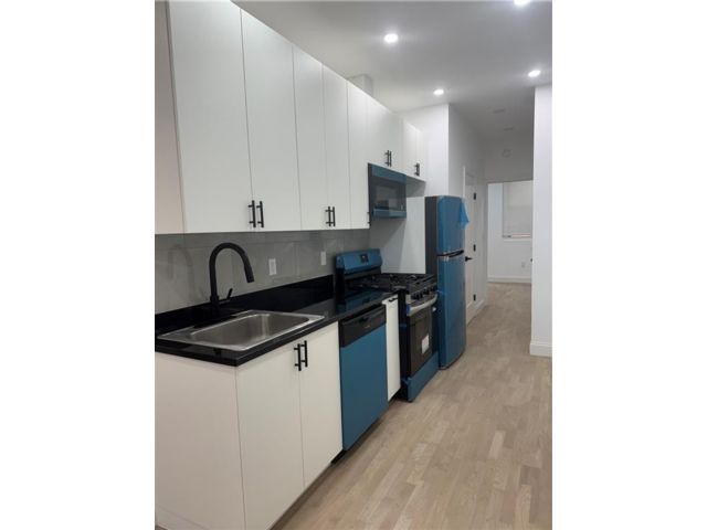  2 BR,  1.00 BTH &nbsp;Multi-family style home in Bushwick