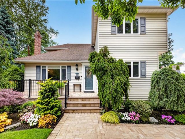  5 BR,  4.00 BTH &nbsp;Single family style home in South Merrick