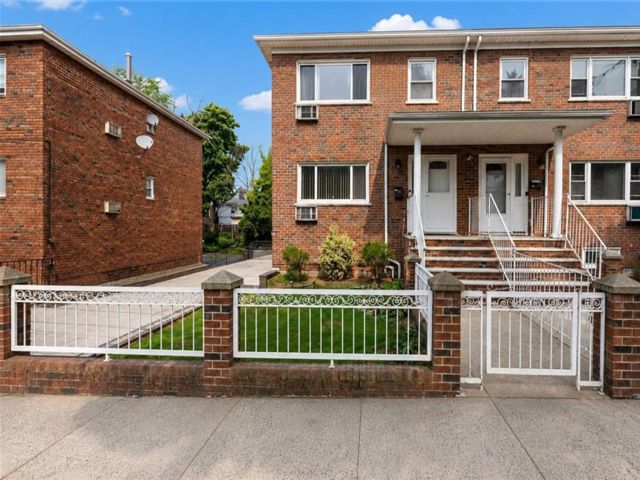  6 BR,  3.00 BTH &nbsp;Multi-family style home in Country Club