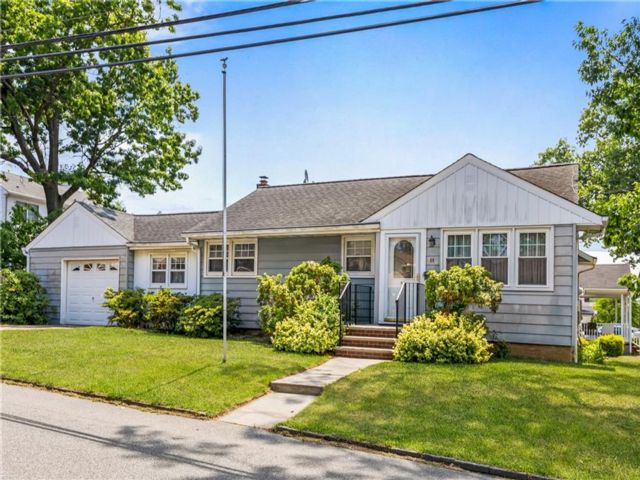  4 BR,  2.00 BTH &nbsp;Single family style home in Parlin