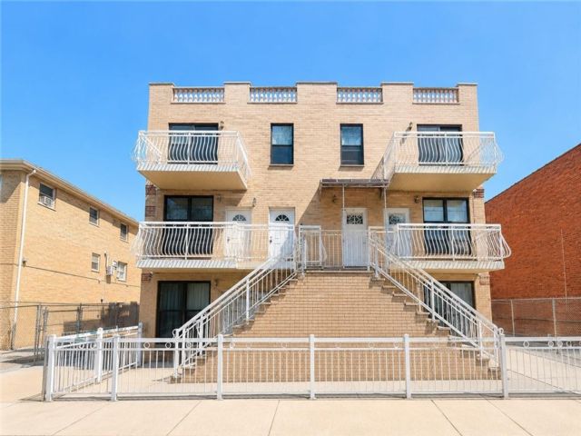 10 BR,  5.00 BTH &nbsp;Multi-family style home in Bath Beach