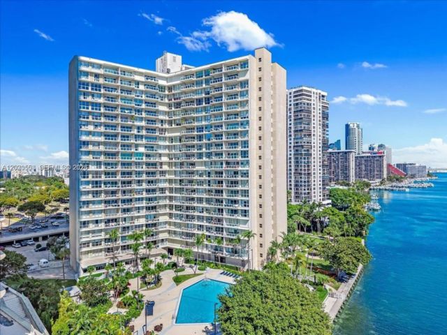  2 BR,  2.00 BTH &nbsp; style home in Miami