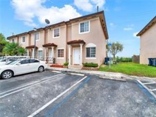  2 BR,  2.00 BTH &nbsp;Townhouse style home in Miami