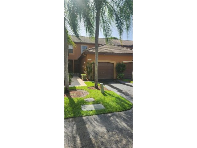 2 BR,  2.50 BTH &nbsp; style home in Weston
