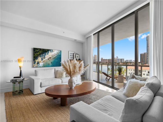  3 BR,  4.50 BTH &nbsp; style home in Aventura