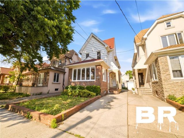  3 BR,  3.00 BTH &nbsp;Single family style home in Madison