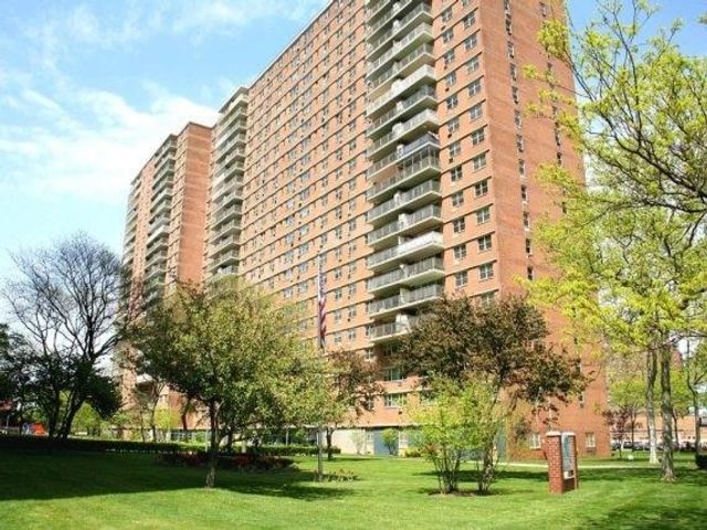  2 BR,  1.00 BTH &nbsp;Co-op style home in Brighton Beach