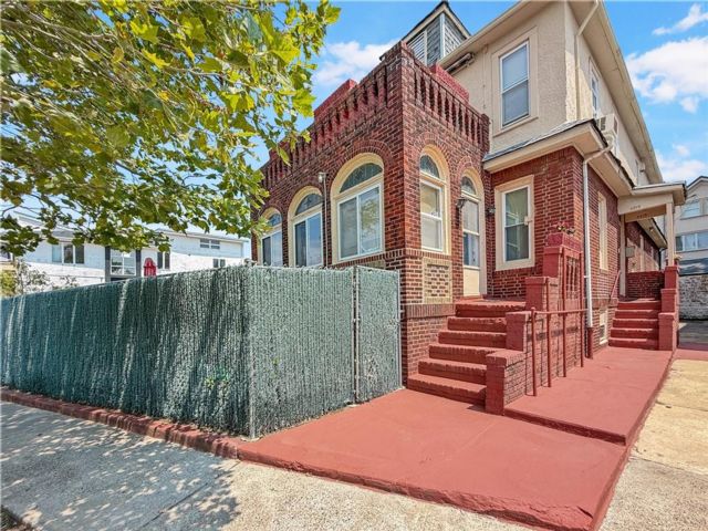  7 BR,  4.00 BTH &nbsp;Multi-family style home in Seagate