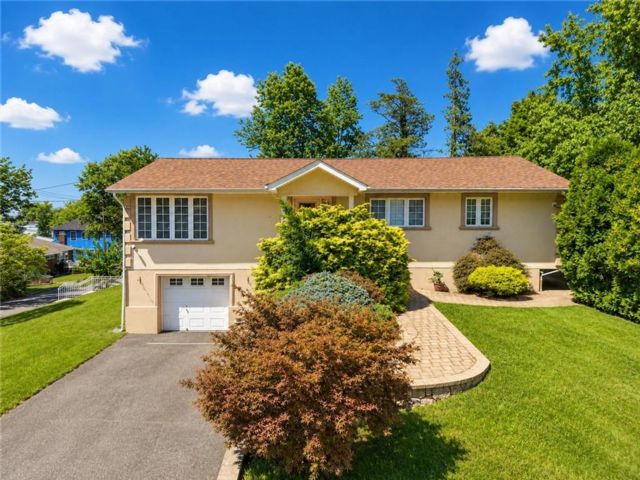  3 BR,  3.00 BTH &nbsp;Single family style home in Manor Heights
